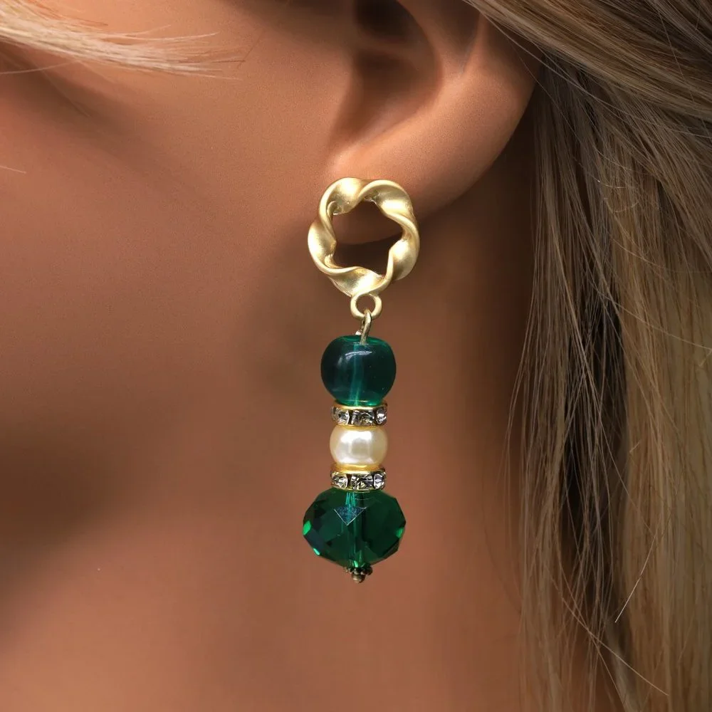 Beautiful necklace and earring set with Emerald Green Chrystals and Pearls. - Picture 5 of 6